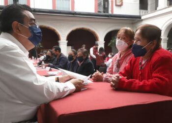 Escucha el gobernador peticiones ciudadanas