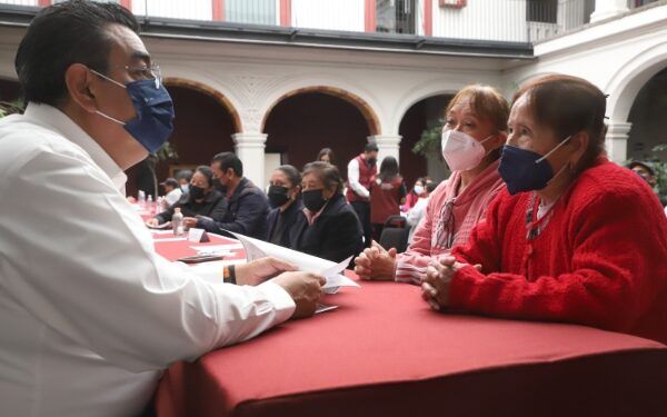 Escucha el gobernador peticiones ciudadanas