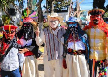 Comparsa de Pahuatlán participa en Carnaval de Hidalgo