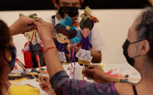 Hoy, música, títeres y marionetas
