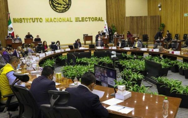Relevo de Lorenzo Córdova en el INE será mujer por orden del tribunal electoral