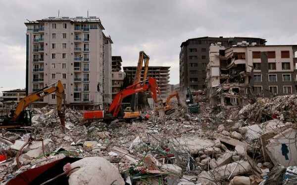 Suman 50 mil muertos por sismo en Turquía y Siria
