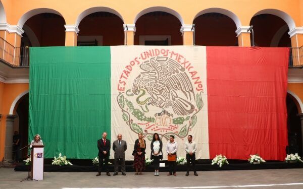 Inauguran exposición “Homenaje a la Bandera Nacional” en Casa de la Cultura