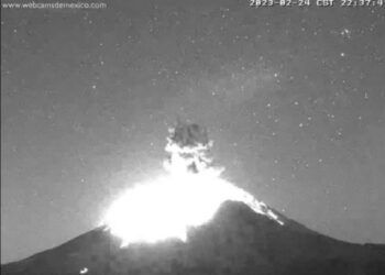 Popocatépetl emite explosión y material incandescente, semáforo se mantiene en Fase 2