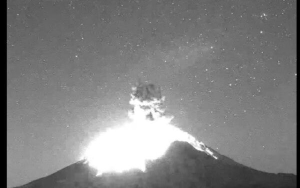 Popocatépetl emite explosión y material incandescente, semáforo se mantiene en Fase 2