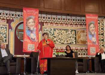 Beatriz Paredes, en conversatorio con poblanos