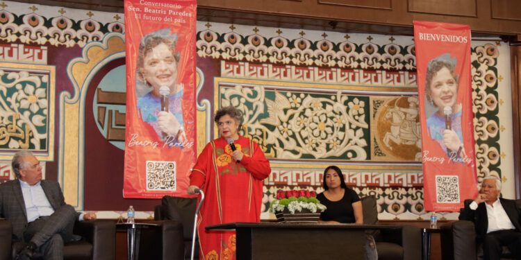 Beatriz Paredes, en conversatorio con poblanos