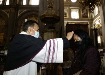 Iglesias reciben a decenas de feligreses por el Miércoles de Ceniza