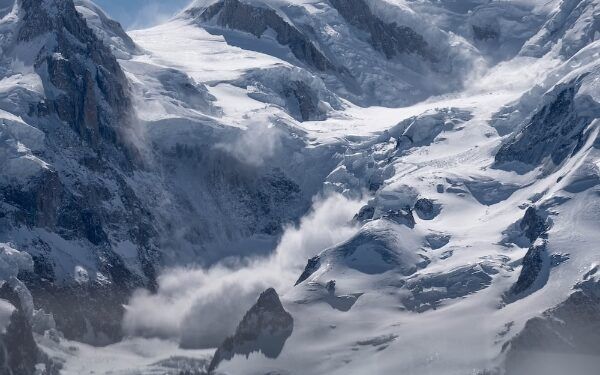 Avalancha en zona de esquiar en Canadá deja tres muertos y cuatro heridos