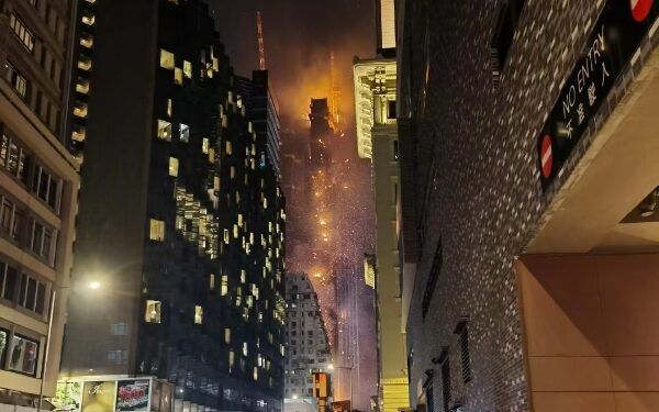 Hong Kong se ilumina con incendio de rascacielos