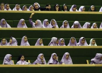 Cientos de niñas son envenenadas con gas en nueve colegios de Irán
