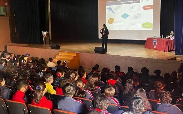 Advierten a estudiantes sobre violencia digital