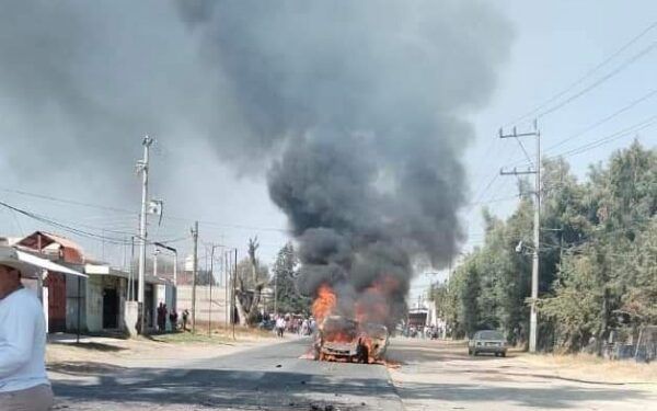 Explota camioneta con pirotecnia en Santa Ana Xalmimilulco en Puebla