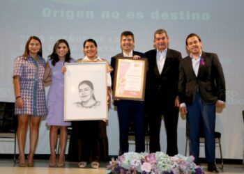 Eufrosina Cruz, diputada federal presenta libro en Puebla
