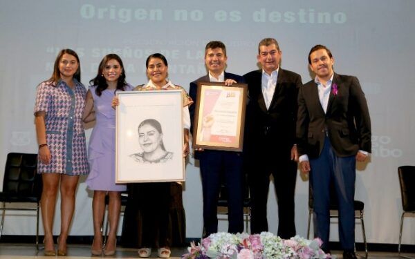 Eufrosina Cruz, diputada federal presenta libro en Puebla