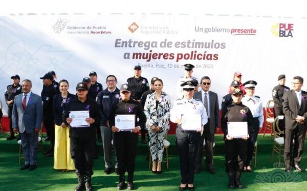 Entregan estímulos a mujeres policías de la corporación estatal de Puebla