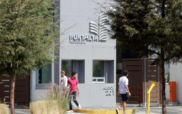 Muere hombre tras caer de edificio de departamentos en Puebla
