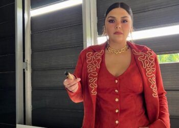Yuridia revela embarazo con foto en redes sociales