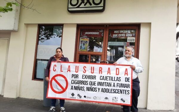 Organizaciones ‘clausuran’ tiendas Oxxo por exhibir cajetillas de cigarros