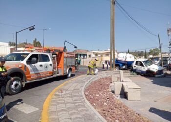 Pipa de gas se queda sin frenos e impacta a un costado de los Arcos de Loreto