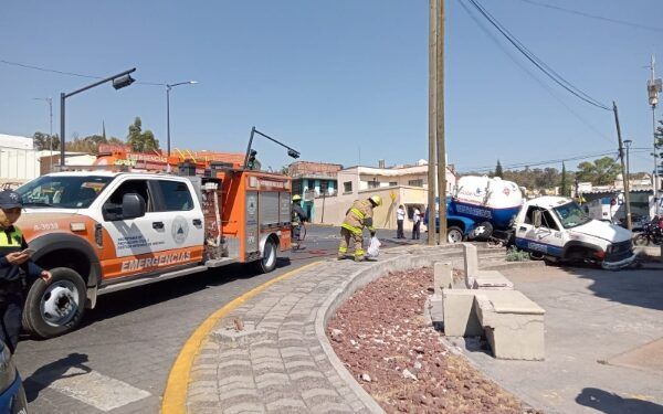 Pipa de gas se queda sin frenos e impacta a un costado de los Arcos de Loreto