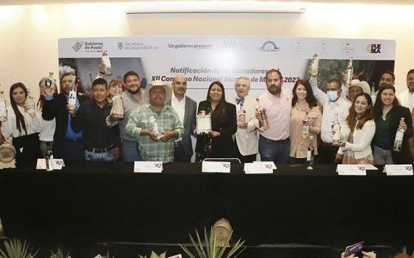 Productores poblanos de mezcal destacan con 44 medallas en concurso nacional