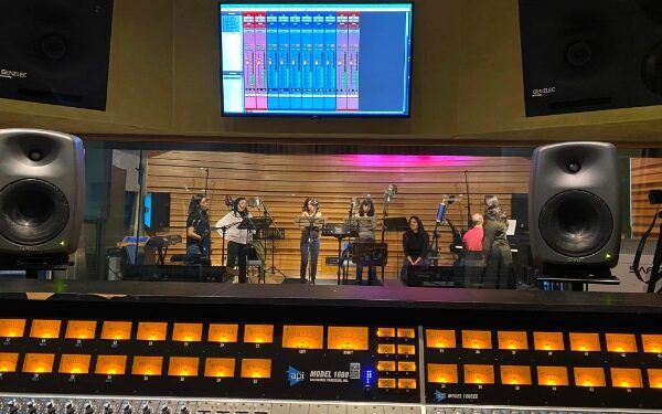 Se fusionan poesía y música en Morir de almendra amarga