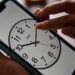 Dispositivos móviles adelantan la hora pese a nuevo horario en México