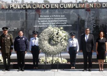 Rinden homenaje a policías caídos