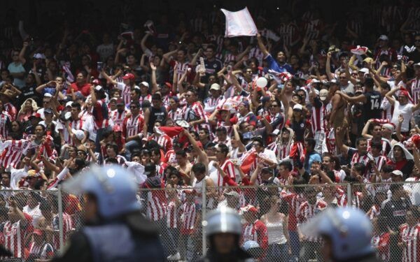 Nueva medida en el estadio de Chivas salva la vida a un aficionado