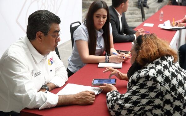 Gobernador canaliza peticiones de poblanos durante ‘Martes Ciudadano’