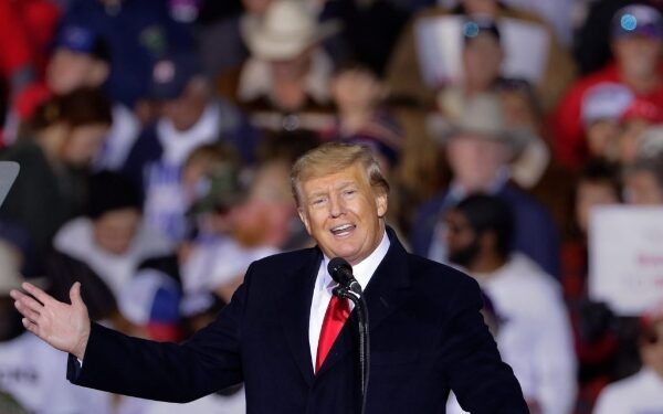 Trump pide aplazar el juicio por difamación y violación a la autora Carroll