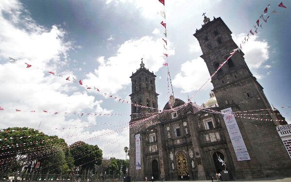 Condensa la Catedral grandeza de Puebla