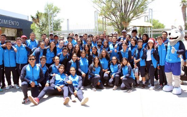 Lilia Cedillo entrega uniformes a deportistas que participarán en la Universiada