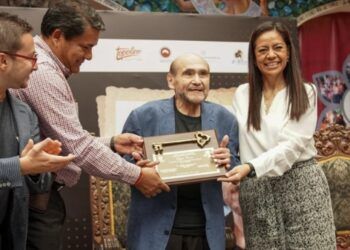 Edgar Vivar recibe homenaje en Atlixco por sus 50 años como primer actor