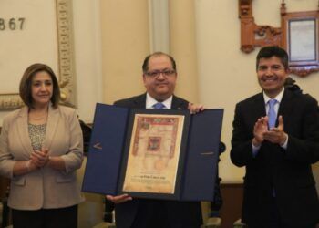 Eduardo Rivera entrega la Cédula Real al economista Luis Felipe López Calva