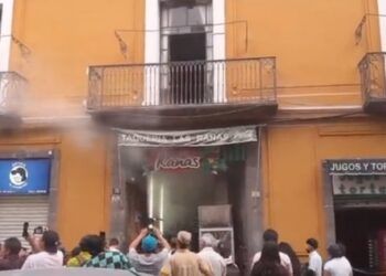 Se incendia taquería en el centro histórico de Puebla