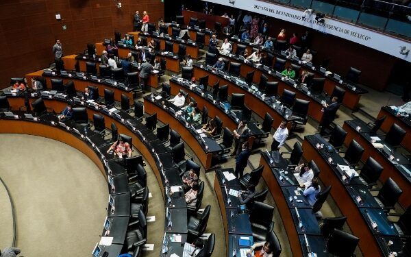 Senado avala eliminar límite a gasto de comunicación social en estados y municipios