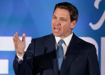 Disney demanda al gobernador de Florida por una supuesta ‘campaña orquestada’