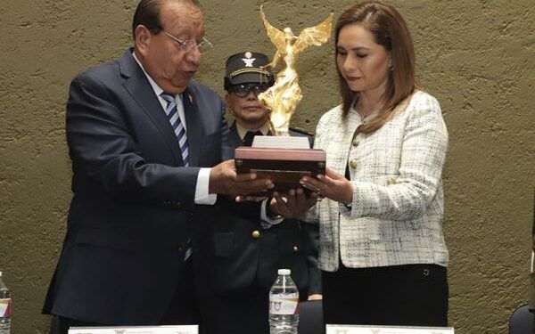 Academia militar reconoce a Gaby Bonilla por su labor altruista