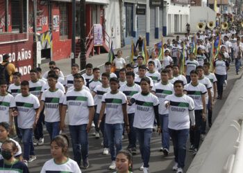 Contingentes acuden al pase de revista previo al desfile del 5 de Mayo en Puebla