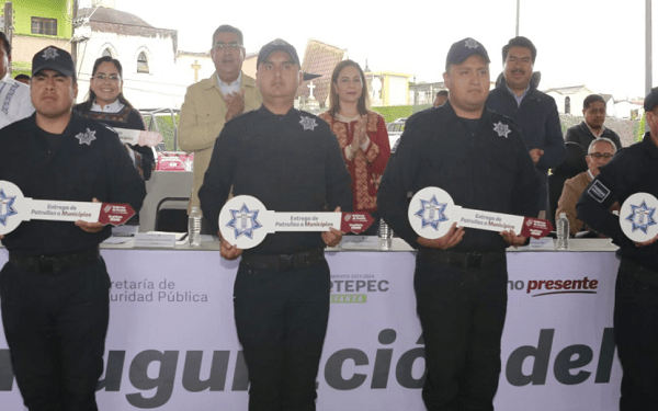 Gobernador entrega patrullas y títulos de propiedad en Xicotepec