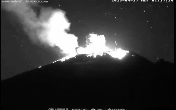 Con explosión y material incandescente inicia el Popocatépetl este jueves