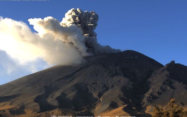 Reporta el Popocatépetl 109 exhalaciones y emisión de ceniza