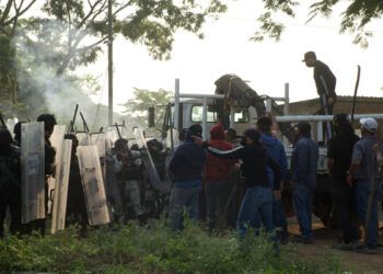 Fuerzas Armadas se enfrentan con pobladores en Chiapas