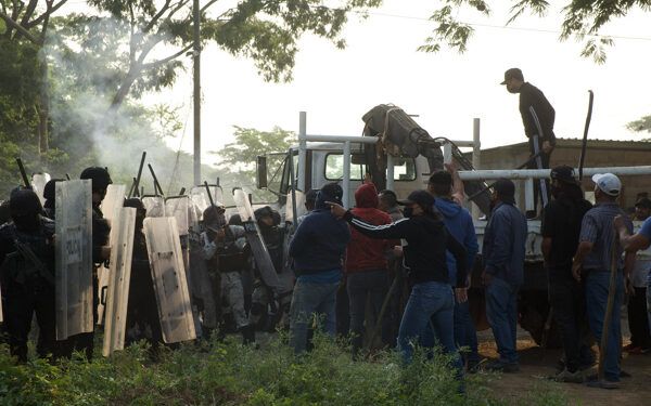 Fuerzas Armadas se enfrentan con pobladores en Chiapas