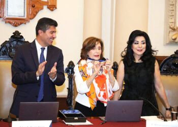 Reconocen obra de Ángeles Mastretta