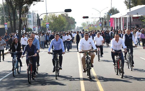 Reconocen obra de Ángeles Mastretta
