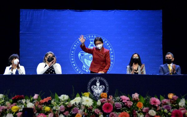 Rectora de la BUAP preside ceremonia de graduación del Complejo Regional Sur 