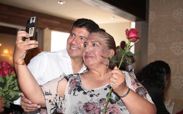 Celebra Eduardo Rivera a madres trabajadoras